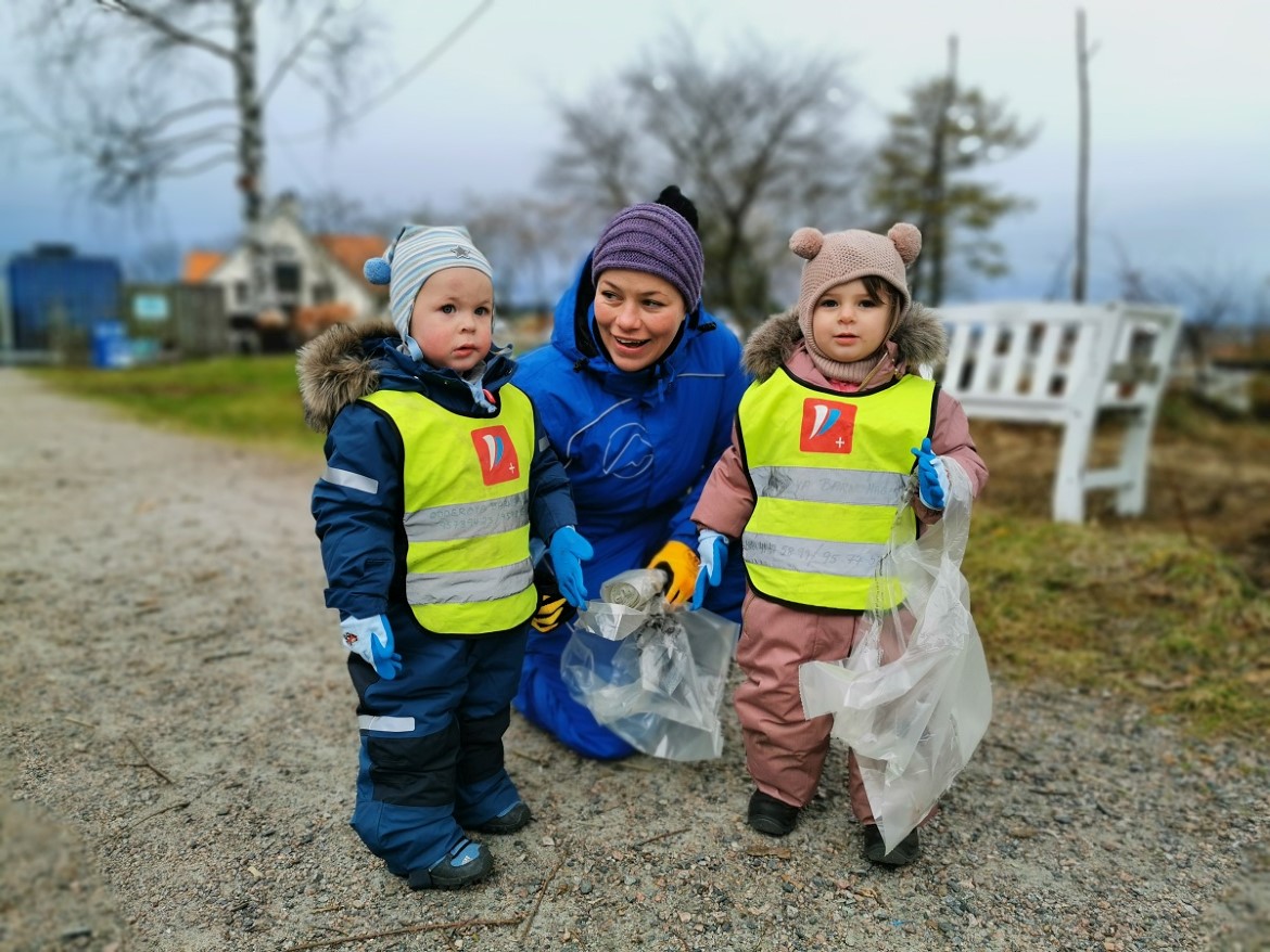 Barn fra Odderøya kulturbarnehage rydder lokalområdet