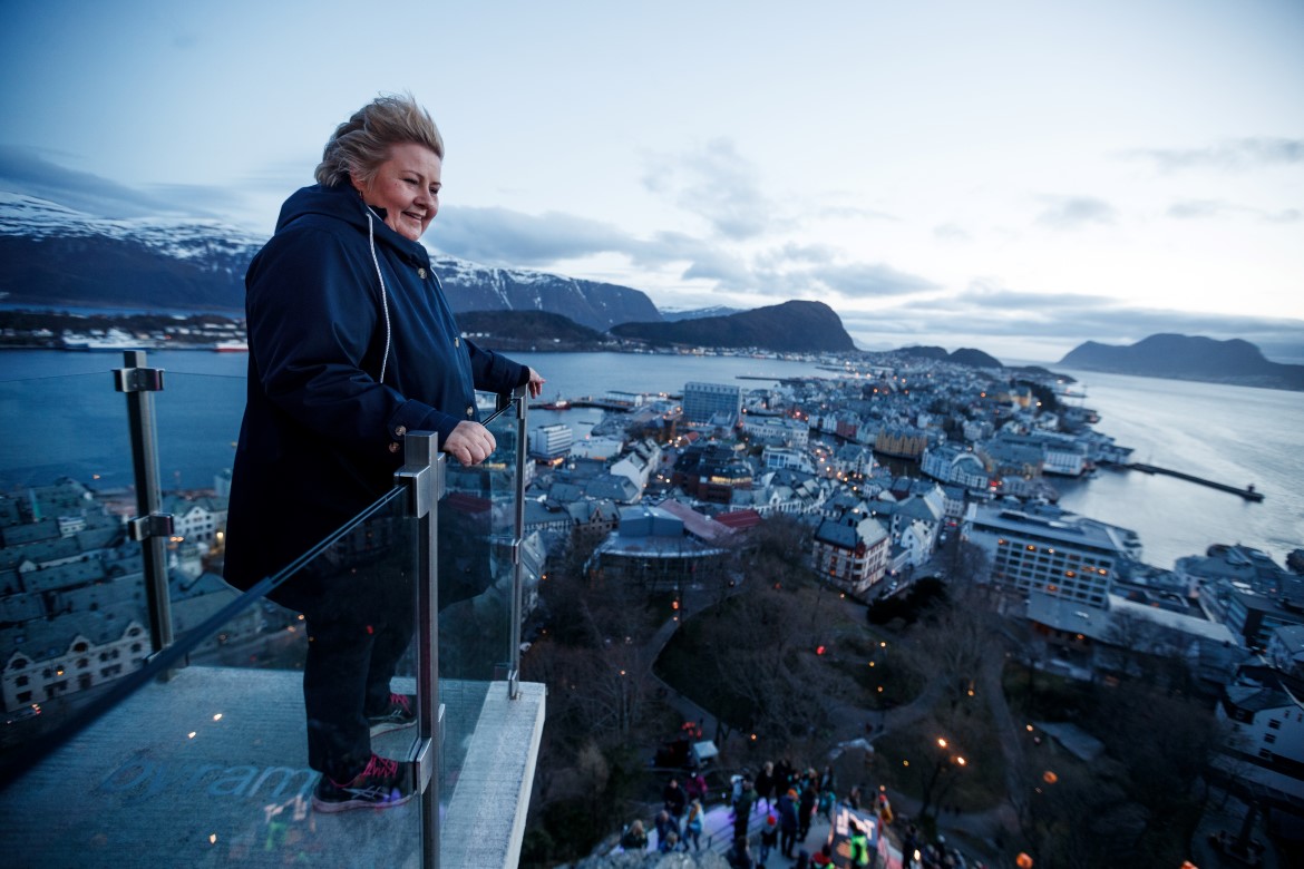 Statsminister Erna Solberg på vei opp Aksla