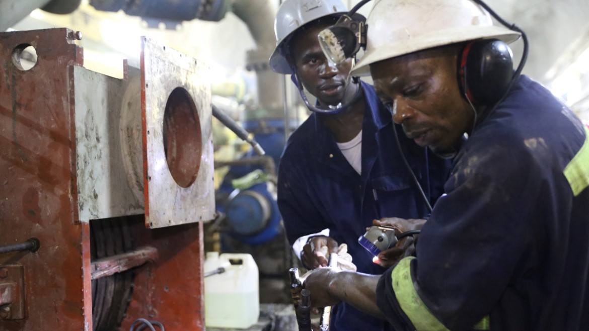 Gruvearbeidere utfører vedlikeholdsarbeid i gruve i Zambia