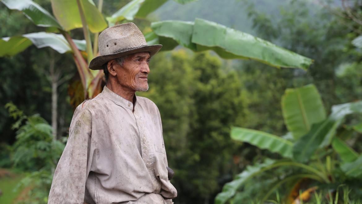 Bonde i indonesisk lokalsamfunn som har fått rett til egen skog