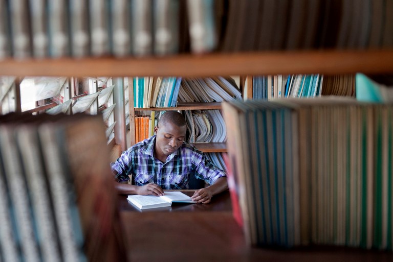 Biblioteket er en vikig del av Mbegani Fisheries Development Center.