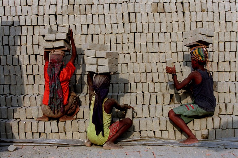 Gutter bærer murstein, Bangladesh