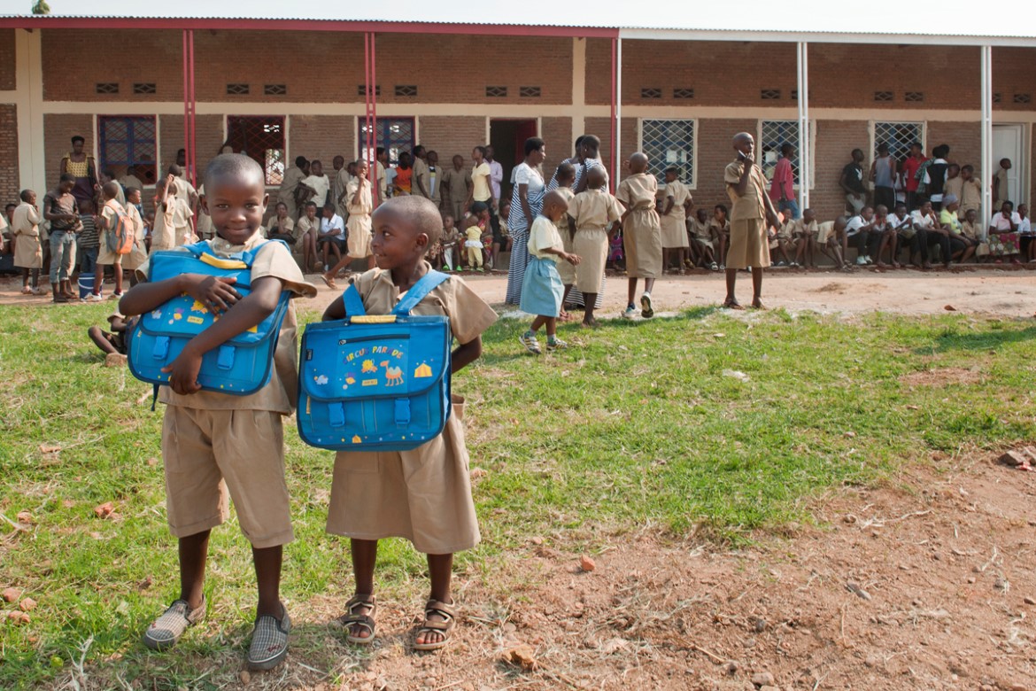 Skolebarn utenfor skole i Burundi