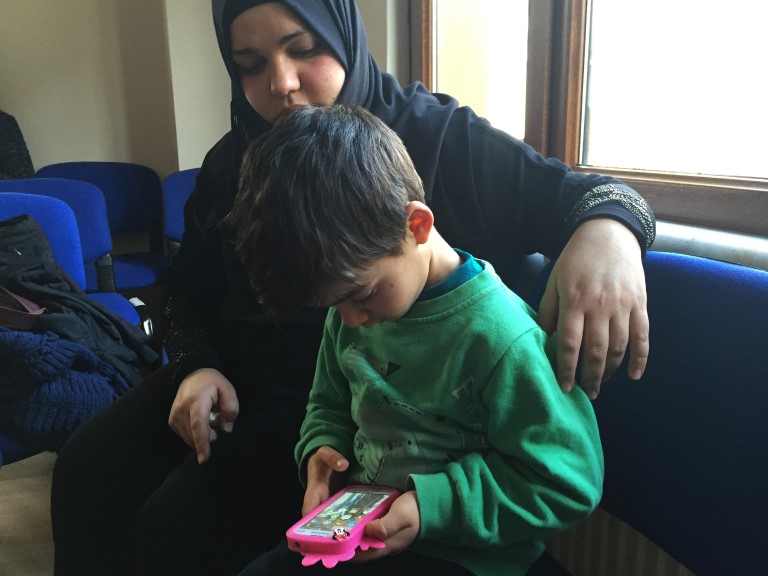 Syriske Mohammed (5) bruker mammas smarttelefon til å spille spill. Da klarer han å konsentrere seg