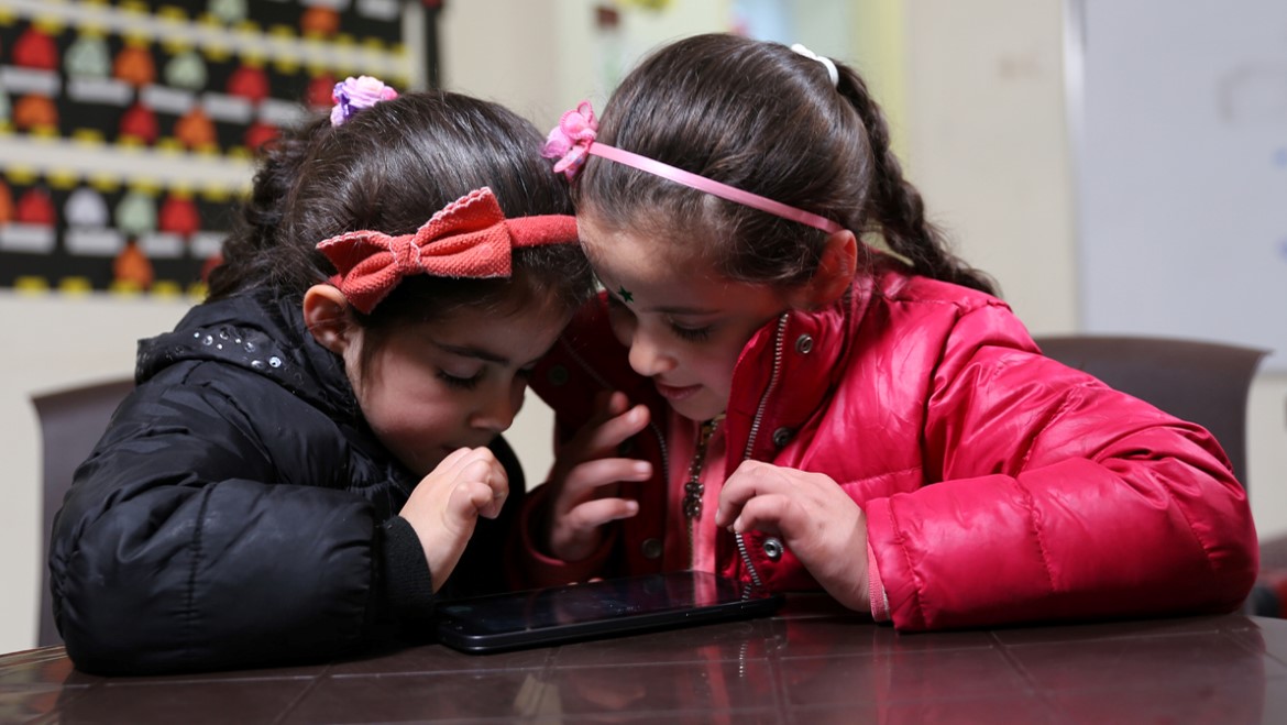 Sisters Marwa and Arwa Quattan play the EduApp4Syria games