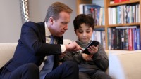 Minister of Foreign Affairs Børge Brende tests the EduApp4Syria games