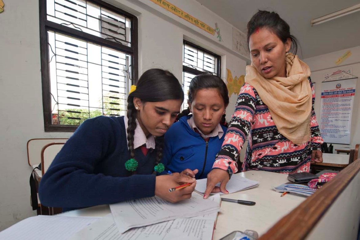 Klasserom med elever og lærer i Nepal