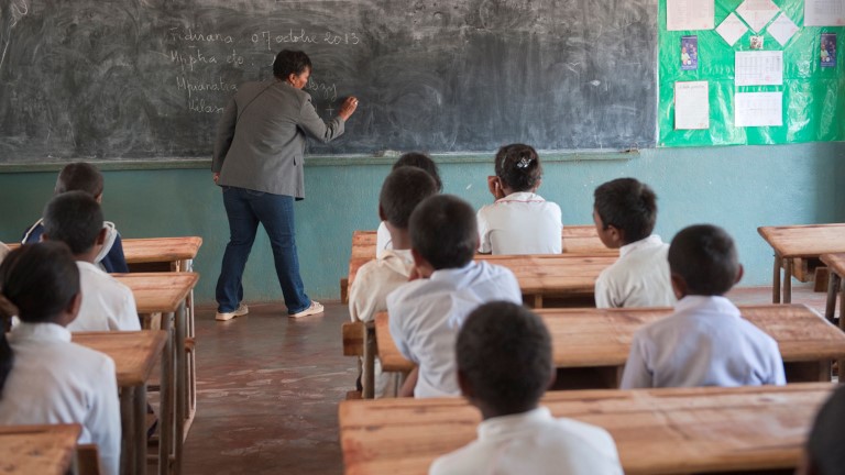 Lærer underviser for elever i Madagaskar.