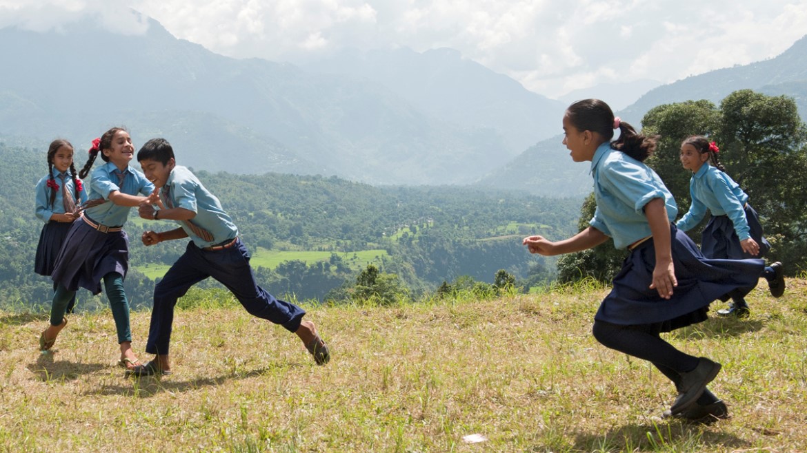 Barn på blindeskole i Nepal leker