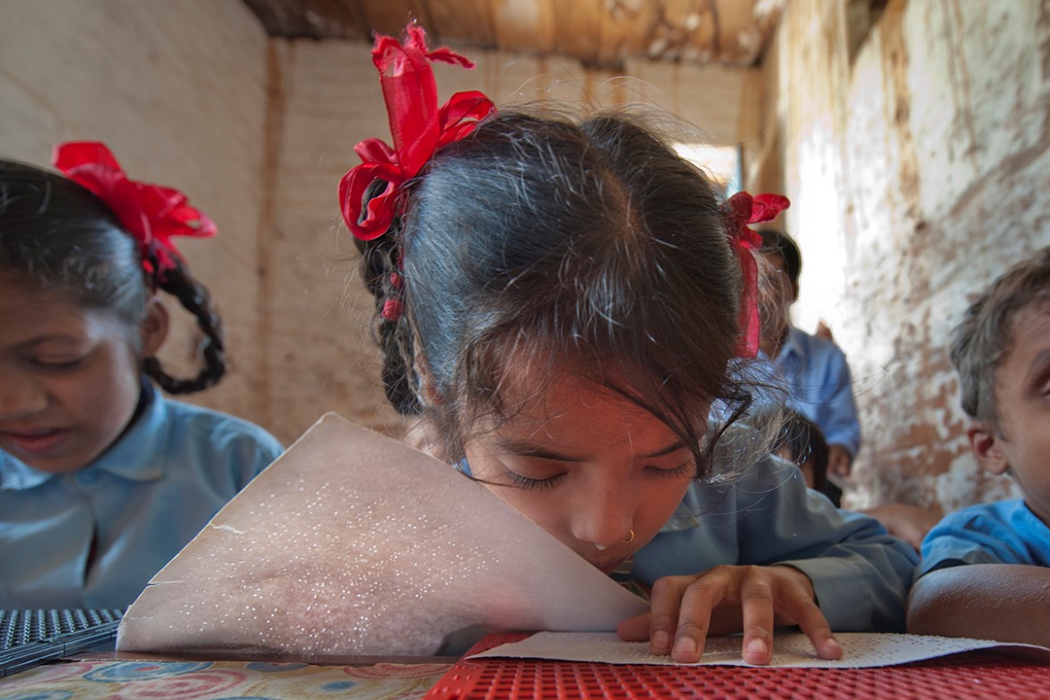 Jente studerer på blindeskole i Nepal