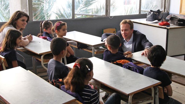 Utenriksminister Børge Brende besøker en offentlig skole i Bourj Hammoud i Beirut hvor syriske flyktningbarn går på ettermiddagsskift på skolen. 