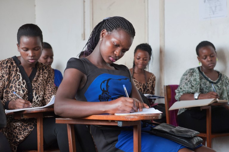 Jenter på skolebenken i Uganda