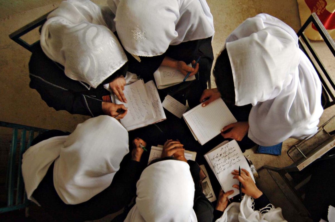 Jenter sitter i sirkel på skole i Afghanistan