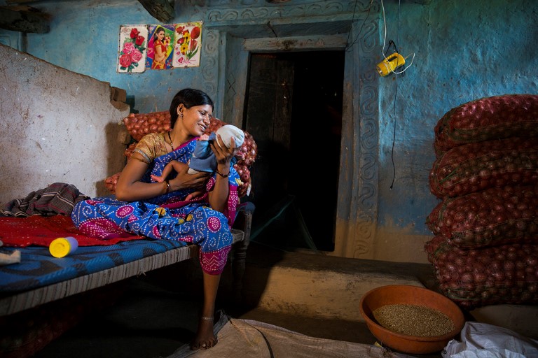 mor og barn, India