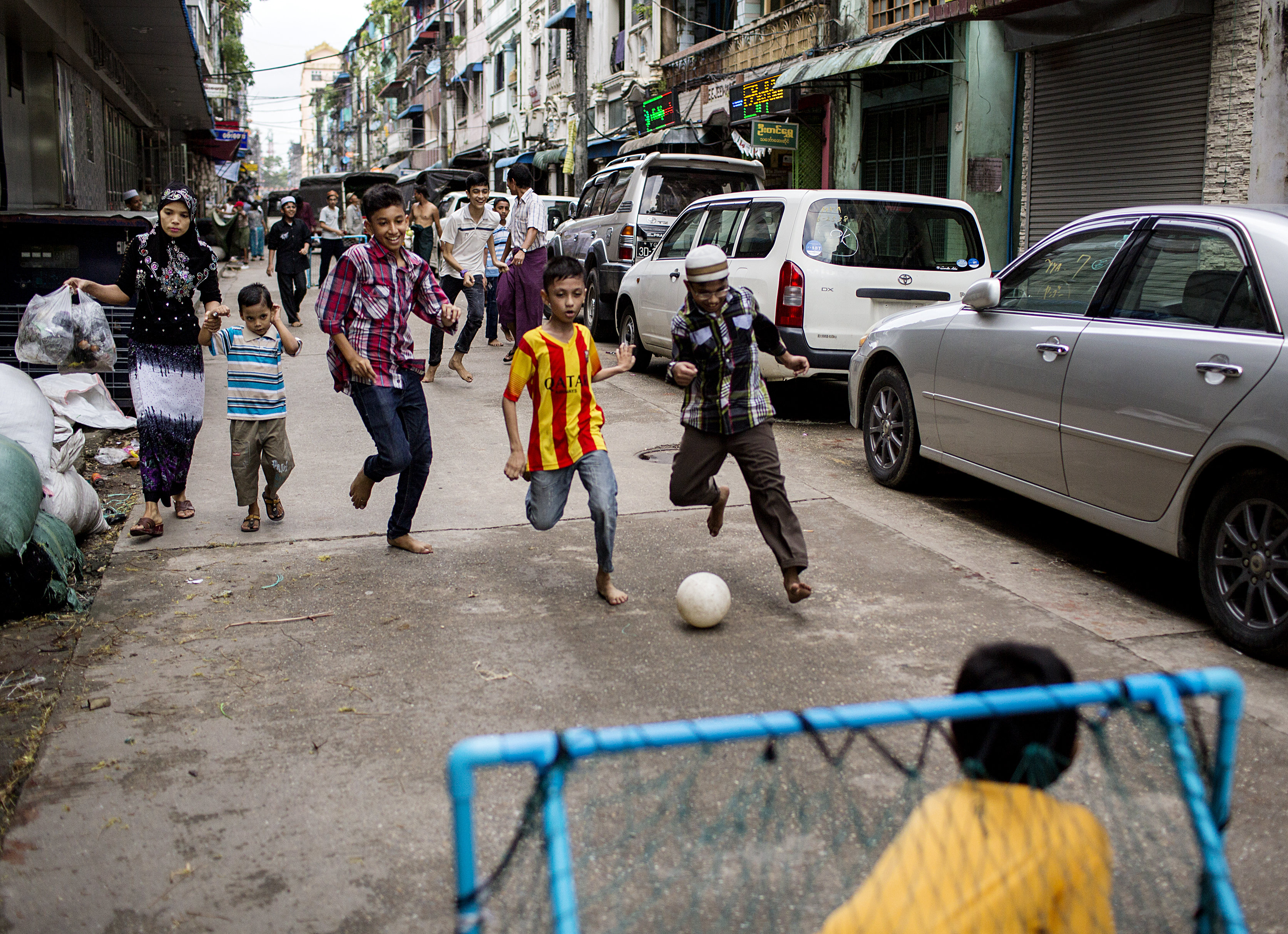 Bilder av barn som spiller gatefotball flere ulike steder i verden. 