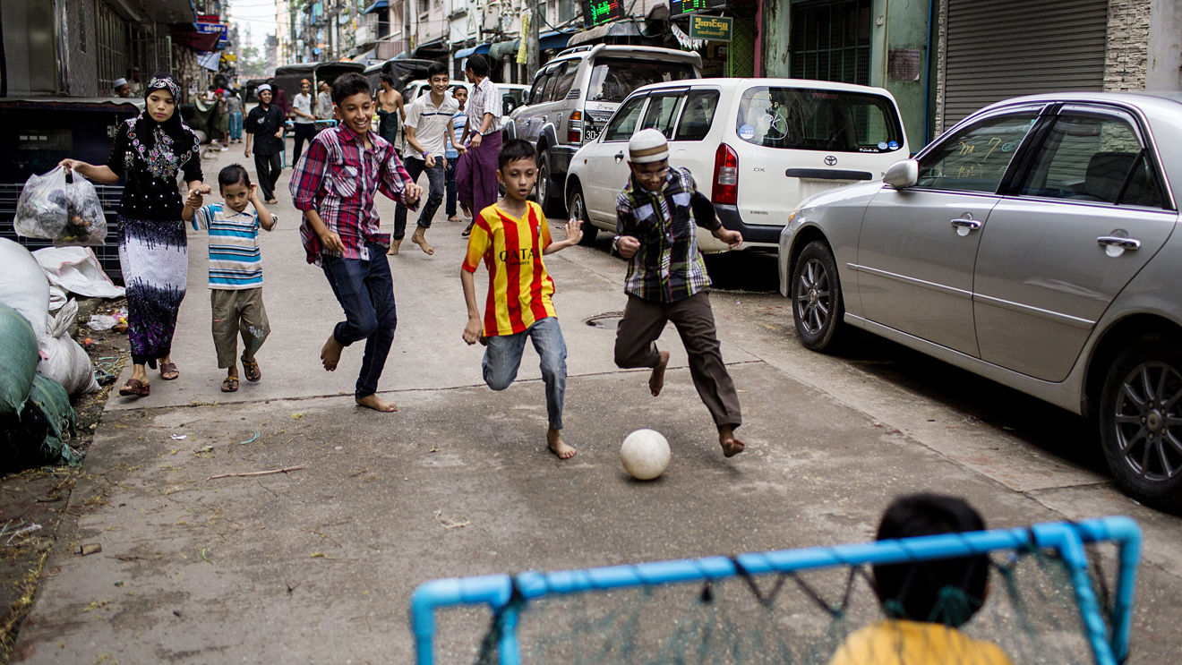 Bilder av barn som spiller gatefotball flere ulike steder i verden.