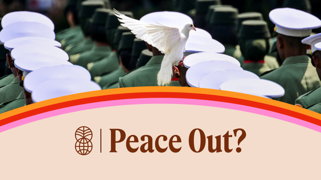 En hvit due flyr over en gruppe mennesker i uniform med hvite hatter. Nederst på bildet står teksten "Peace Out?" på en lys bakgrunn.