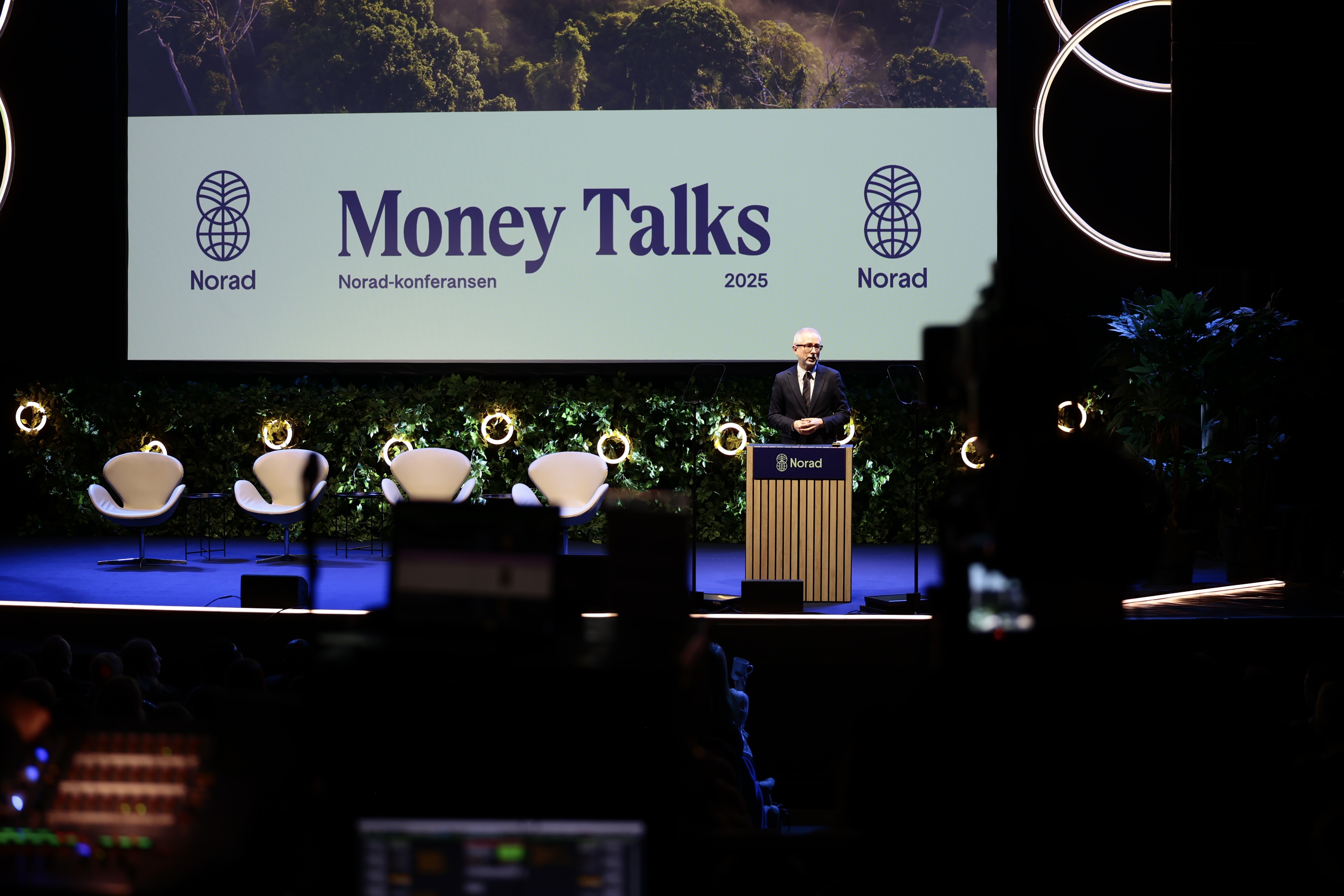 Picture og Bård Vegard Solhjell on stage. 