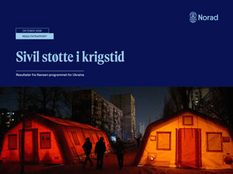 Forsiden til Norads resultatrapport «Sivil støtte i krigstid – Resultater fra Nansen-programmet for Ukraina», oktober 2026. Bildet viser mennesker mellom opplyste telt foran boligblokker i mørket.
