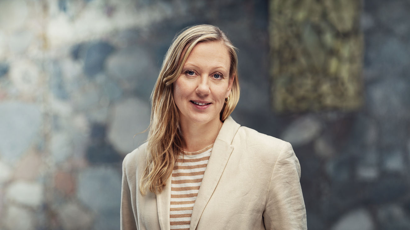 Portrett av kvinne som smiler.