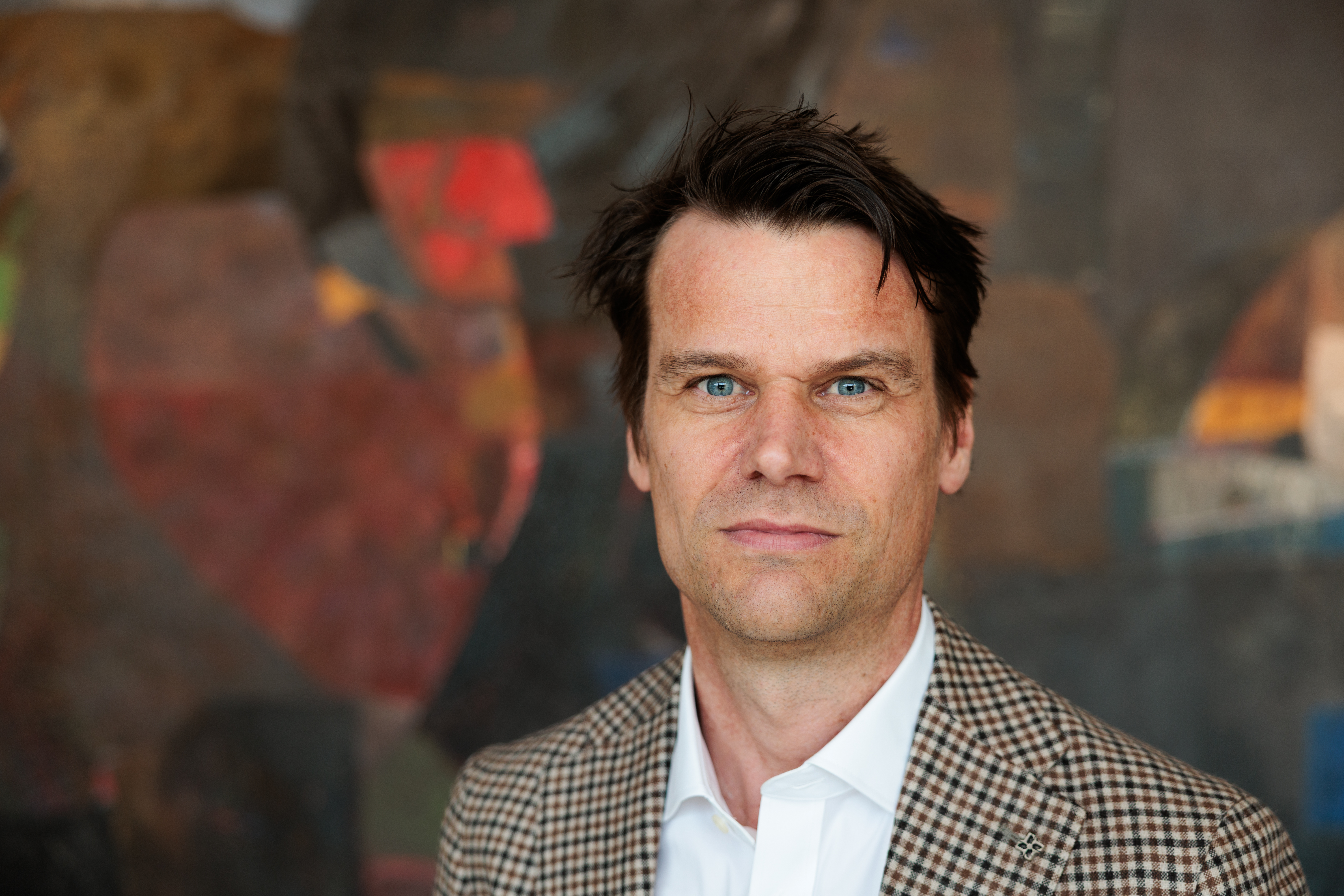 Nærbilde av en voksen mann med brunt hår. 