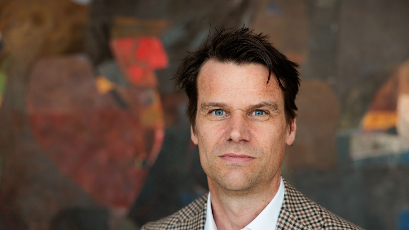 Nærbilde av en voksen mann med brunt hår.