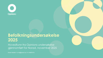 Forsiden til en presentasjon med teksten «Befolkningsundersøkelse 2025» og informasjon om Opinions undersøkelse for Norad, med lysegule sirkler på grønn bakgrunn.