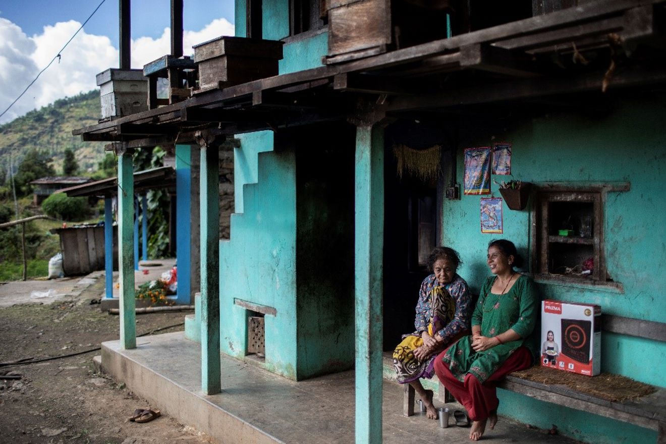 Nytt kapittel: Nepal har utfordringar mellom anna med å auke personforbruket av straum. Biletet viser Som Kumari og Gita Kadhka. Gita fortel at dei har råd til å lage måltid til seg sjølve på den nye induksjonsomnen, men dyrefôret må framleis koke over eld. Nepal har lågt personforbruk av straum, trass i at 95 prosent av befolkninga har tilkopling. 