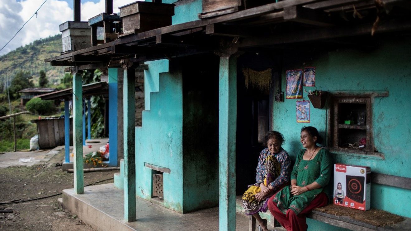 Nytt kapittel: Nepal har utfordringar mellom anna med å auke personforbruket av straum. Biletet viser Som Kumari og Gita Kadhka. Gita fortel at dei har råd til å lage måltid til seg sjølve på den nye induksjonsomnen, men dyrefôret må framleis koke over eld. Nepal har lågt personforbruk av straum, trass i at 95 prosent av befolkninga har tilkopling.