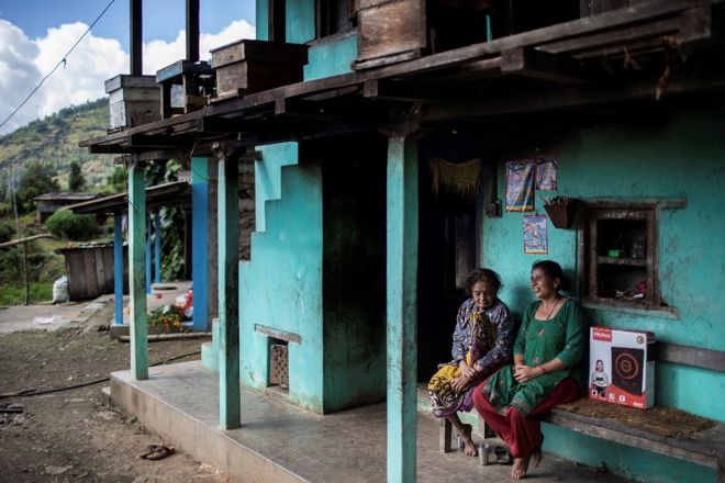 Nytt kapittel: Nepal har utfordringar mellom anna med å auke personforbruket av straum. Biletet viser Som Kumari og Gita Kadhka. Gita fortel at dei har råd til å lage måltid til seg sjølve på den nye induksjonsomnen, men dyrefôret må framleis koke over eld. Nepal har lågt personforbruk av straum, trass i at 95 prosent av befolkninga har tilkopling.