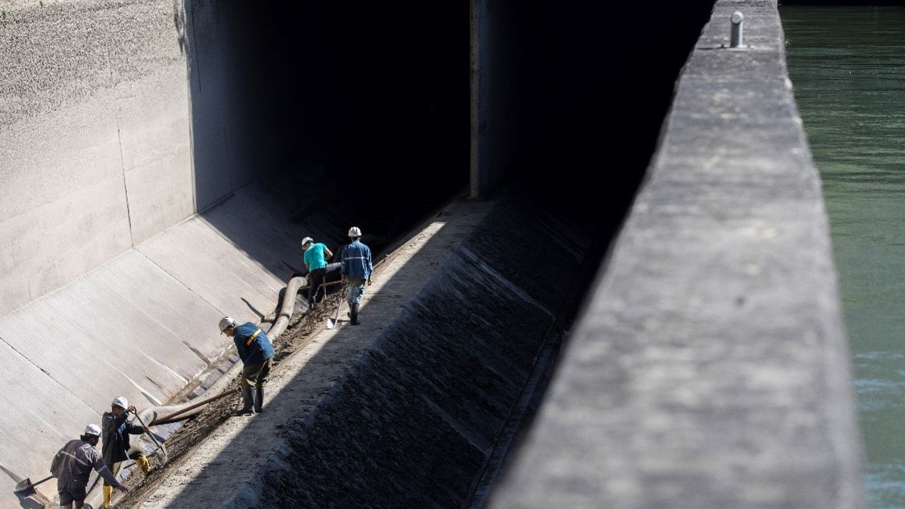 Sediment: Bassenget i Upper Tamakoshi er tømt og blir for hand reinsa for sediment, som er ei spesiell utfordring i elvane i Nepal. Issmelting gjer at vatnet tek med seg rusk og småstein gjennom anlegget.