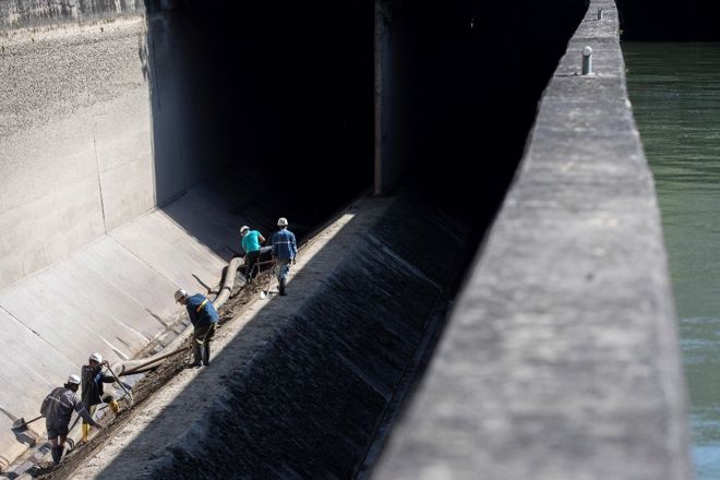 Sediment: Bassenget i Upper Tamakoshi er tømt og blir for hand reinsa for sediment, som er ei spesiell utfordring i elvane i Nepal. Issmelting gjer at vatnet tek med seg rusk og småstein gjennom anlegget.