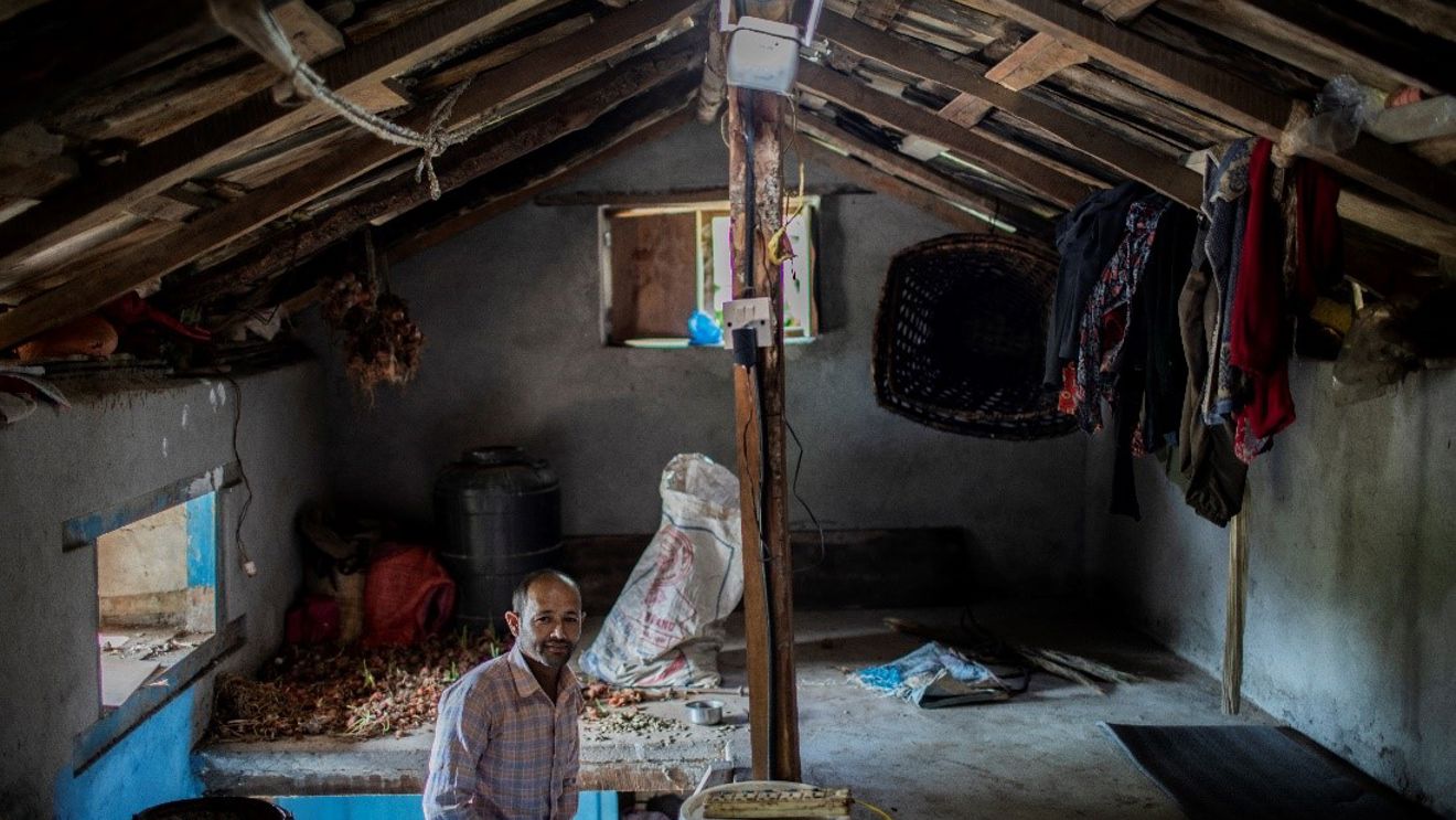 Dhan Khadka med det trådlause nett-oppsettet til familien.