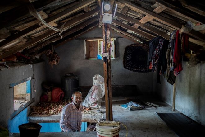 Dhan Khadka med det trådlause nett-oppsettet til familien.