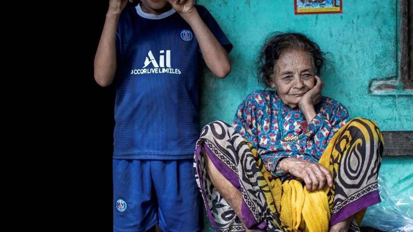 To generasjonar: Bestemor Som og barnebarnet Pramod, side om side.