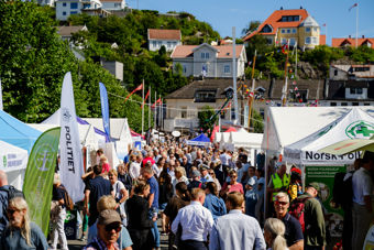 Mennesesker og boder på Arendalsuka. 