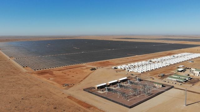 Oversiktsbilde av et industriområde i et tørt landskap.