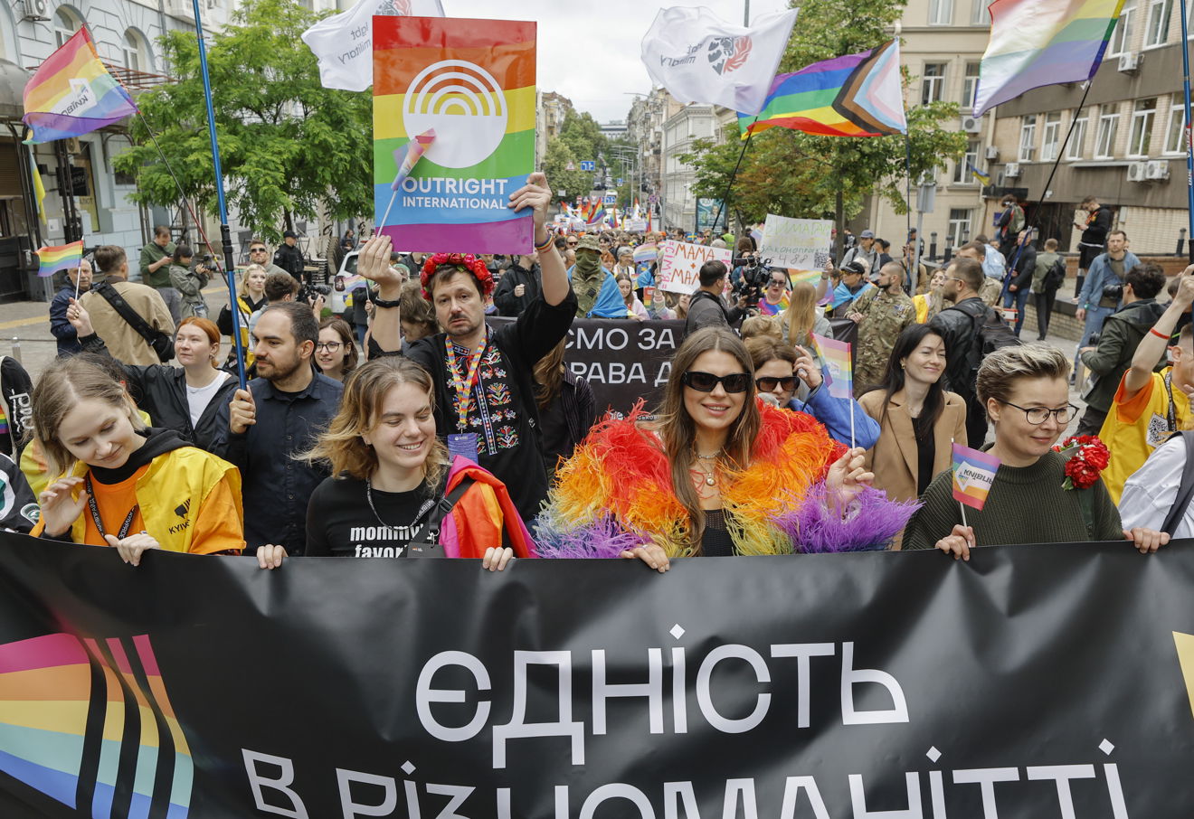 Det første og det andre biletet viser menneske som feirar med flagg i paraden. Det tredje biletet viser menneske med masker og svarte klede som demonstrerer mot Pride.