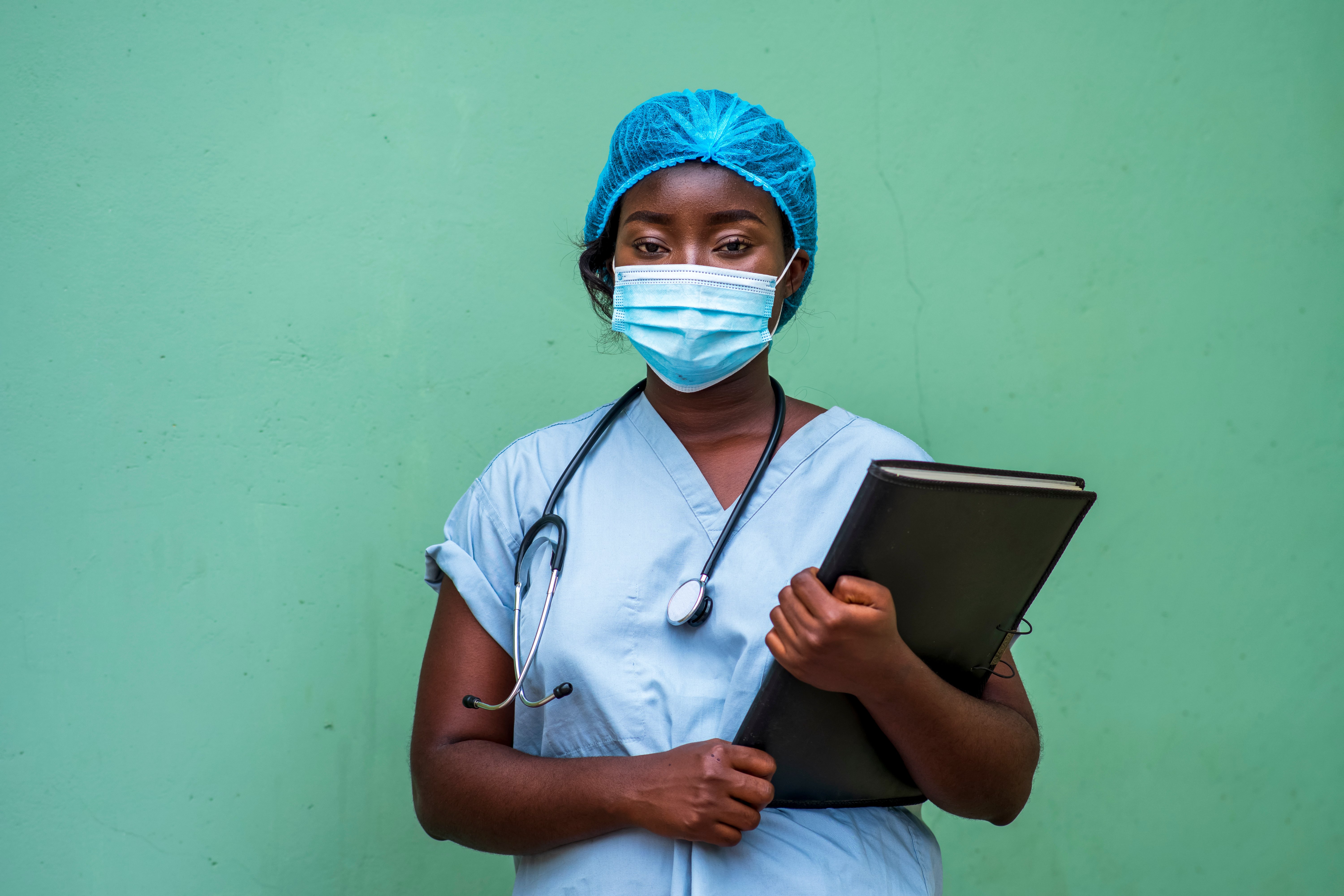 Ghanesisk kvinne i sykehusuniform