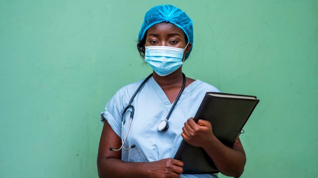 Ghanesisk kvinne i sykehusuniform