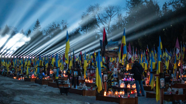На Личаківському цвинтарі у Львові провели пам'ятну церемонію на честь загиблих військових, щоб відзначити три роки від початку повномасштабного вторгнення Росії в Україну.