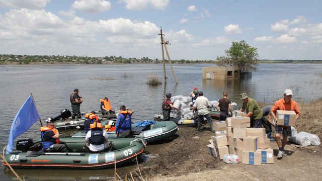 UN boats providing water and food