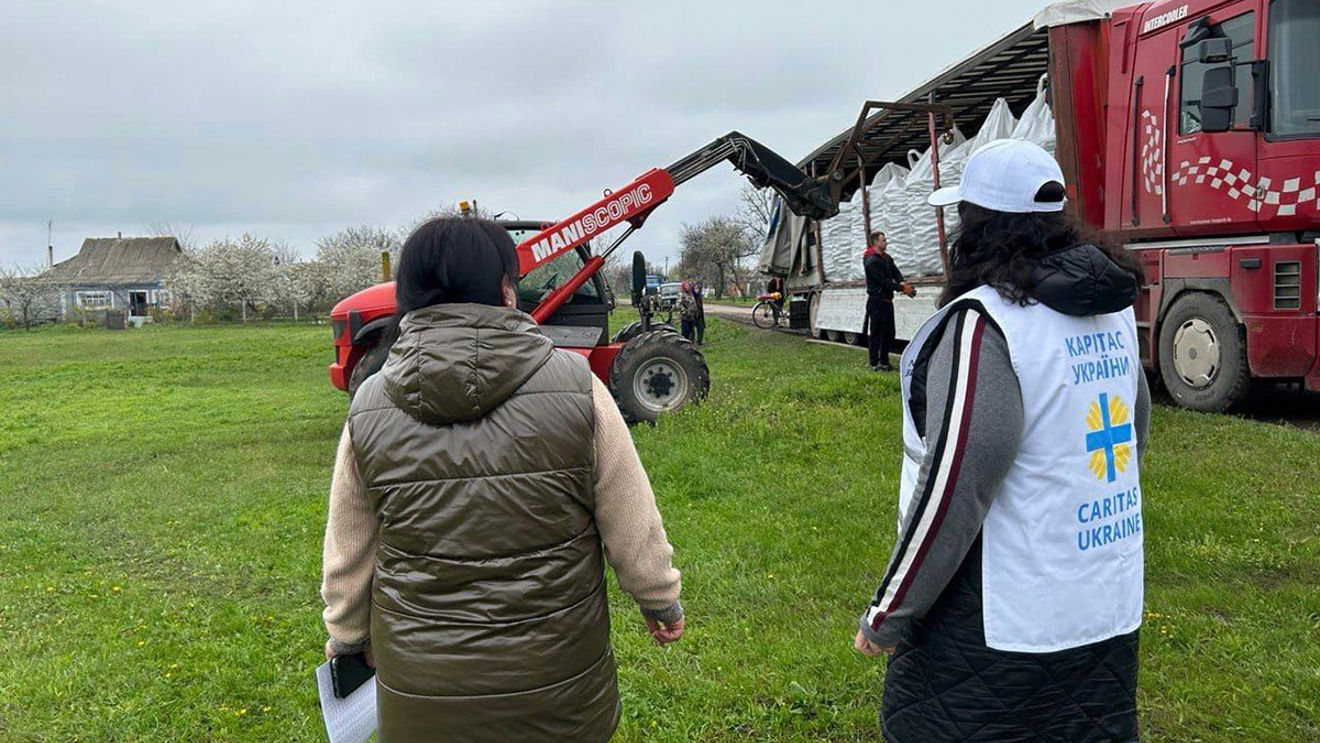 One resident says that it takes at least three tonnes of fuel to heat a home. Living alone, the pension is not enough for coal and firewood. Therefore, distribution of briquettes to the most vulnerable households is important.