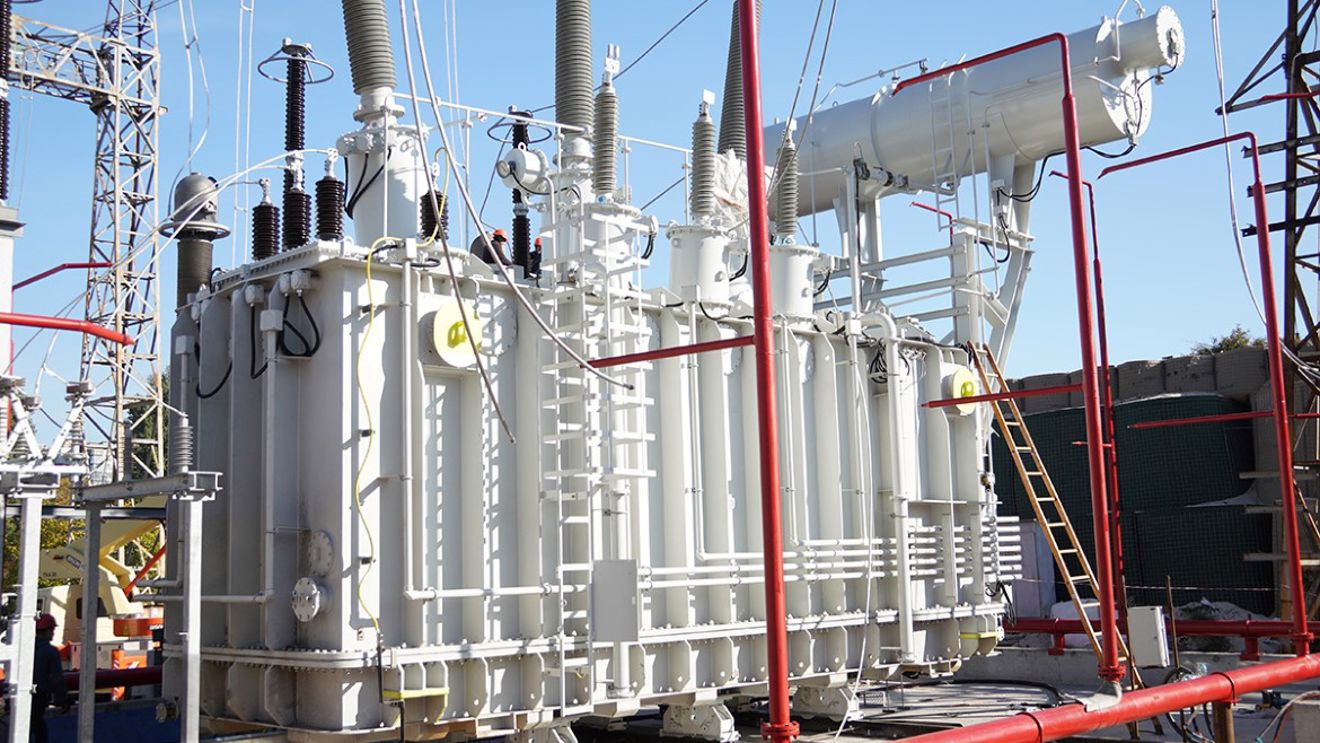En ny 330 kV transformator donert av internasjonale partnere til et tett befolket område i det sentrale Ukraina.