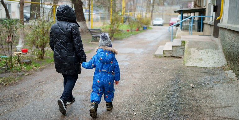 Mor og barn i vinterlandskap i Moldova