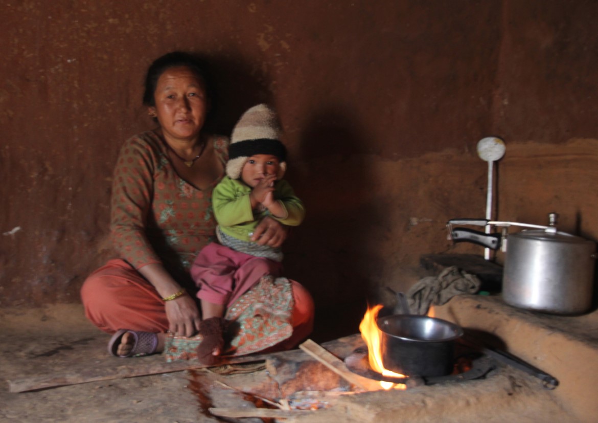 Bestemor Tamang ved bålet 