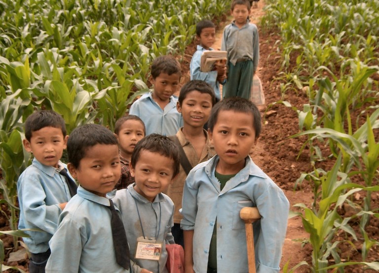Barna på skole i Nepal