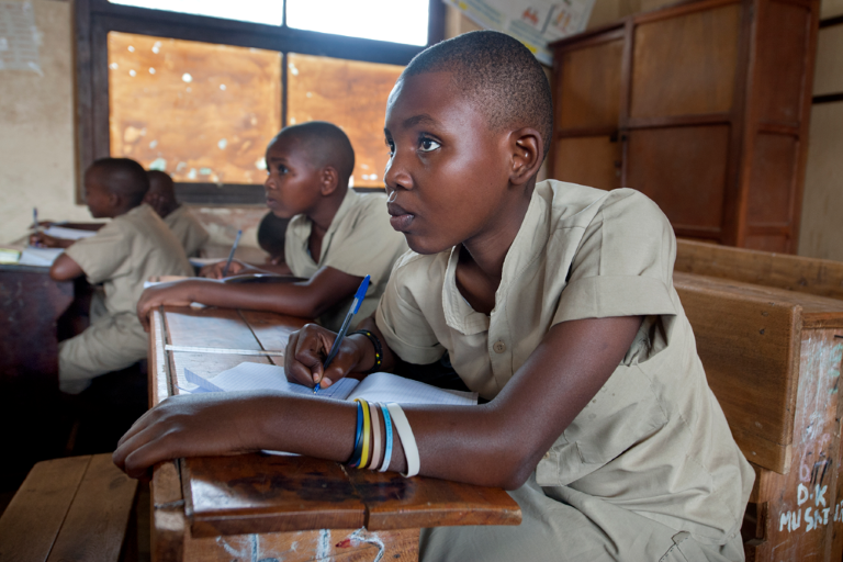 Jente i klasserom, Burundi
