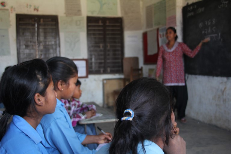 Femteklasse på barneskolen Srijana [i området Bardia] sørvest i Nepal får matematikkundervisning av lærer Ghanamati Chaudhary.