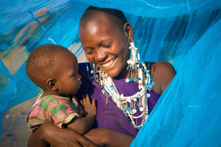 Mor og barn med myggnett - malaria 